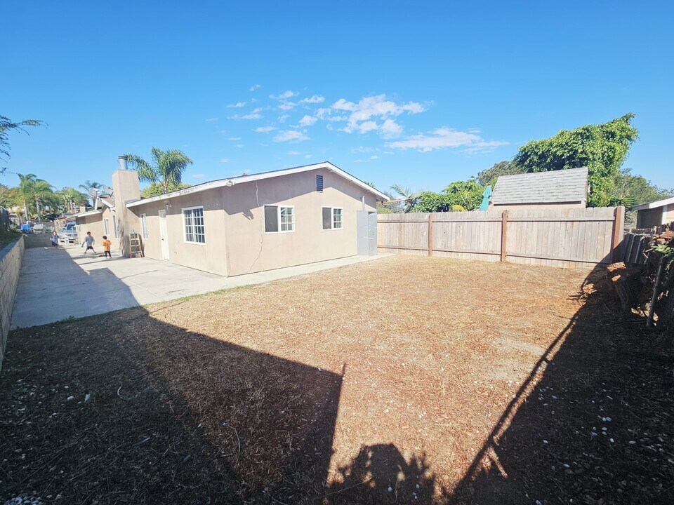 1468 Planet Rd in Vista, CA - Foto de edificio