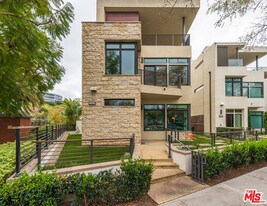 12962 Discovery Crk in Los Angeles, CA - Building Photo