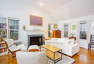98 Thomas Ave in East Hampton, NY - Building Photo