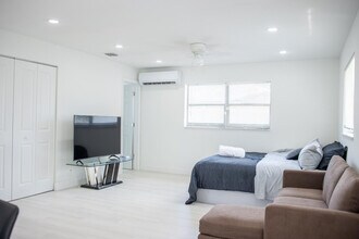 320 NW 4th Ave in Deerfield Beach, FL - Building Photo - Building Photo