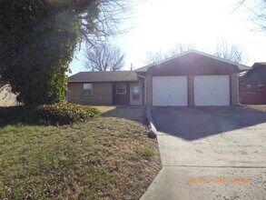 111 NE Cimarron Trail in Lawton, OK - Building Photo - Building Photo