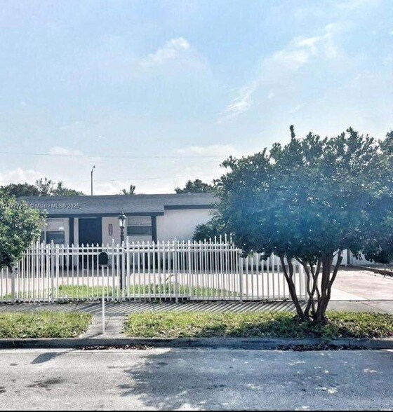 3469 W 14th Ln in Hialeah, FL - Building Photo