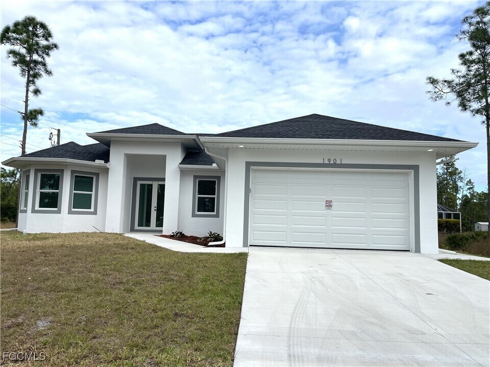 1901 East 13th Street in Lehigh Acres, FL - Building Photo