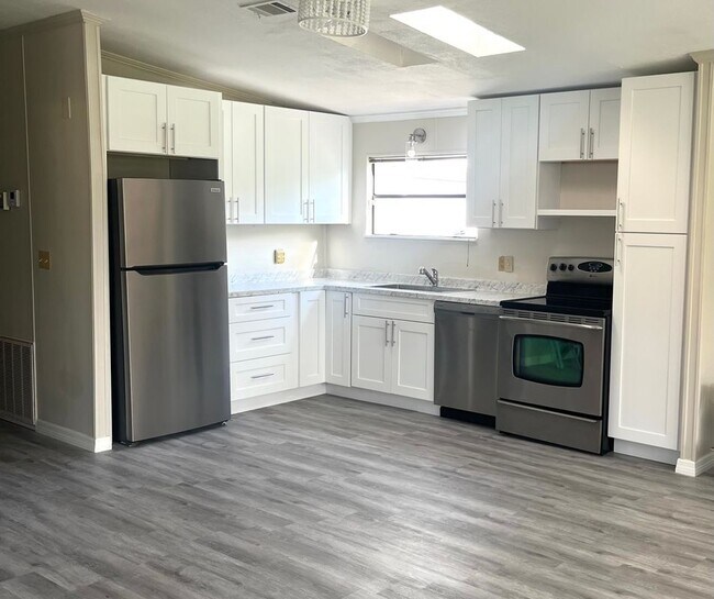 2376 Case Ln in North Fort Myers, FL - Foto de edificio - Building Photo