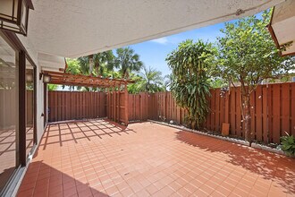 8337 N Coral Cir in North Lauderdale, FL - Building Photo - Building Photo