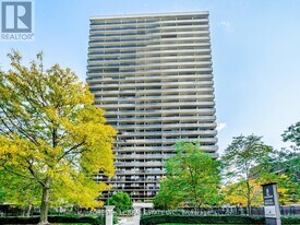 7 Jackes Ave in Toronto, ON - Building Photo