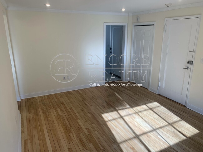 50 Alton Pl, Unit 4 in Brookline, MA - Foto de edificio - Building Photo