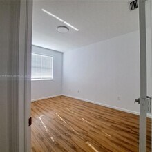 642 SW 106th Ave in Pembroke Pines, FL - Foto de edificio - Building Photo