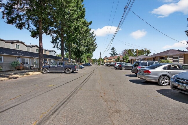 7359 SE Evergreen St in Portland, OR - Building Photo - Building Photo