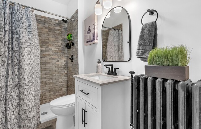 139 Center St, Unit Silvery