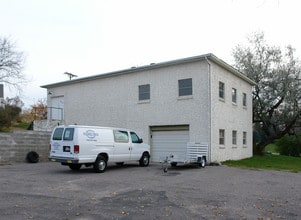 6945 Sandburg Ln in Minneapolis, MN - Building Photo - Building Photo