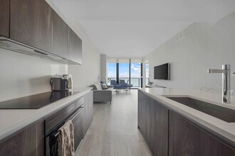 480 NE 31st St, Unit 1402 in Miami, FL - Building Photo - Building Photo
