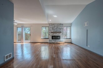823 Park Bluff Cir in Elgin, IL - Building Photo - Building Photo