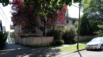 2220 W 7th Ave in Vancouver, BC - Building Photo