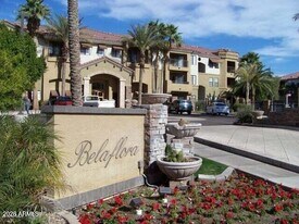 5302 E Van Buren St in Phoenix, AZ - Building Photo