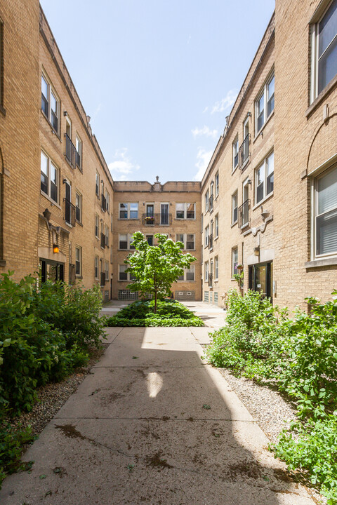 4710 N Bernard St, Unit 3W in Chicago, IL - Building Photo