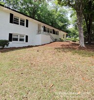 185 W Lake Dr NW in Atlanta, GA - Building Photo