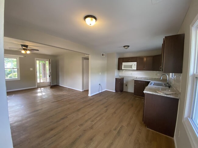 717 Lunar Dr in Raleigh, NC - Foto de edificio - Building Photo