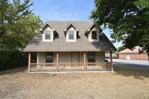 704 S Dewey Ave in Sherman, TX - Building Photo