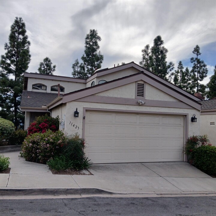 11423 Madera Rosa Way in San Diego, CA - Building Photo