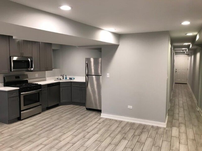 3210 S May St, Unit g in Chicago, IL - Foto de edificio - Building Photo