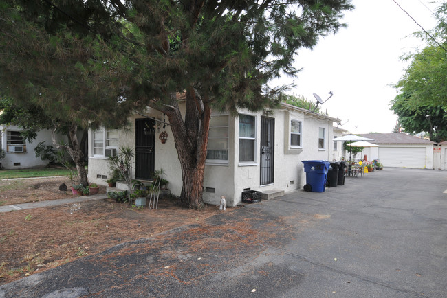 4722-4726 Vantage Ave in Valley Village, CA - Building Photo - Building Photo