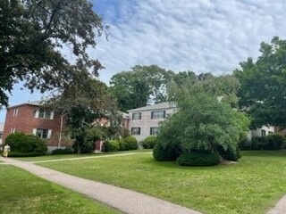 22 Lake Shore Ter, Unit 4