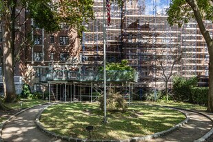 10 Holder Pl in Forest Hills, NY - Building Photo