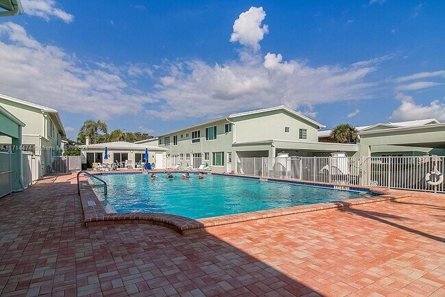 5400 N Ocean Blvd in Lauderdale-by-the-Sea, FL - Building Photo - Building Photo