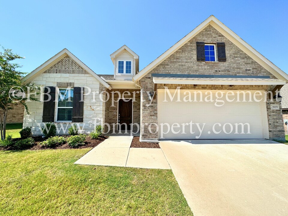 2809 Belmont Dr in Ennis, TX - Building Photo
