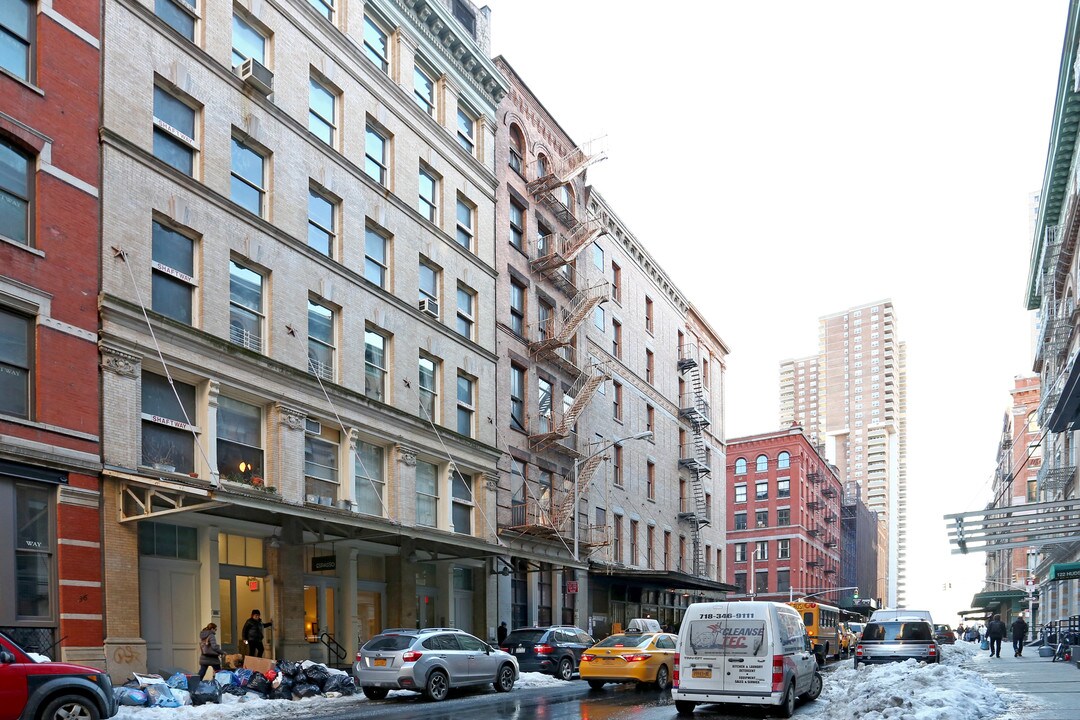 42 N Moore St in New York, NY - Building Photo