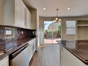 6333 W Silver Ribbon Ct in Las Vegas, NV - Building Photo - Building Photo