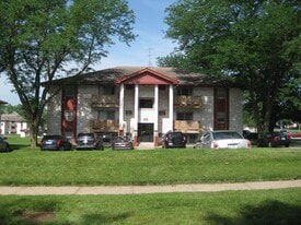 Crest Manor in Clive, IA - Building Photo
