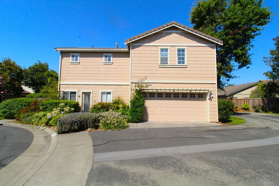 1908 Alpine Ct in Petaluma, CA - Building Photo