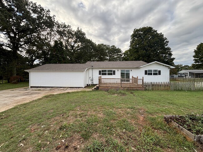 1313 Liberty Rd in Winchester, TN - Building Photo - Building Photo
