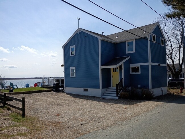 39 Harbor St in Newburyport, MA - Building Photo - Building Photo