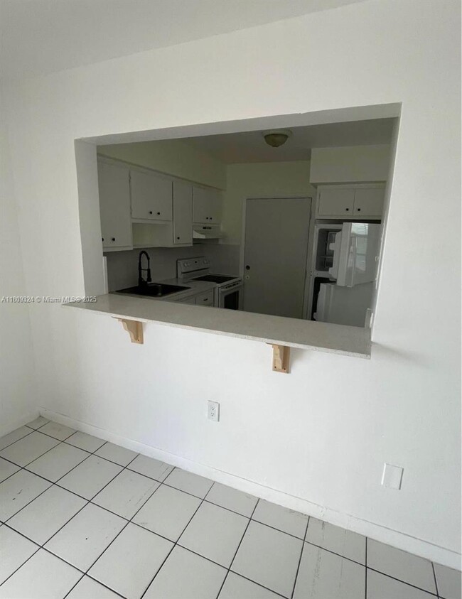 621 S Royal Poinciana Blvd in Miami Springs, FL - Building Photo - Building Photo