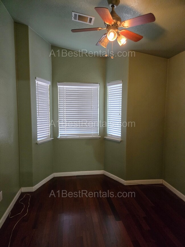 3832 Sierra St in Riverbank, CA - Foto de edificio - Building Photo