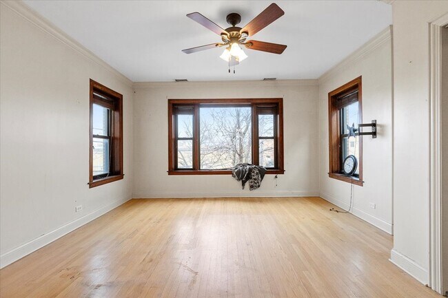 5614 W Melrose St, Unit 2 in Chicago, IL - Foto de edificio - Building Photo