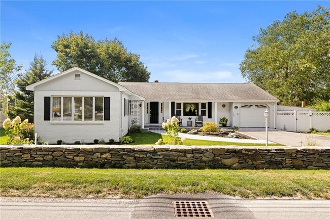 331 3rd Beach Rd in Middletown, RI - Building Photo - Building Photo