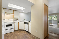 Brentwood Apartments in Portland, OR - Foto de edificio - Building Photo