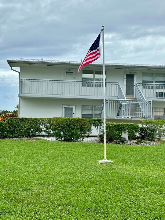 133 Sheffield F in West Palm Beach, FL - Foto de edificio
