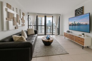 600 NE 36th St in Miami, FL - Building Photo