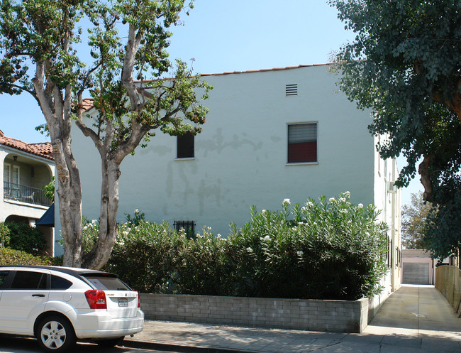 828 N Sweetzer Ave in West Hollywood, CA - Foto de edificio - Building Photo