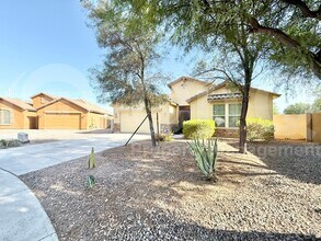 7704 S 23rd Ln in Phoenix, AZ - Foto de edificio - Building Photo