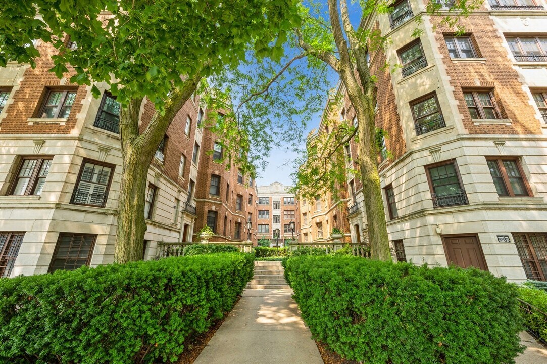 2326 N Lincoln Park W in Chicago, IL - Building Photo