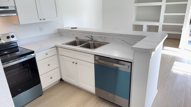 7350 Westpointe Blvd in Orlando, FL - Building Photo - Building Photo