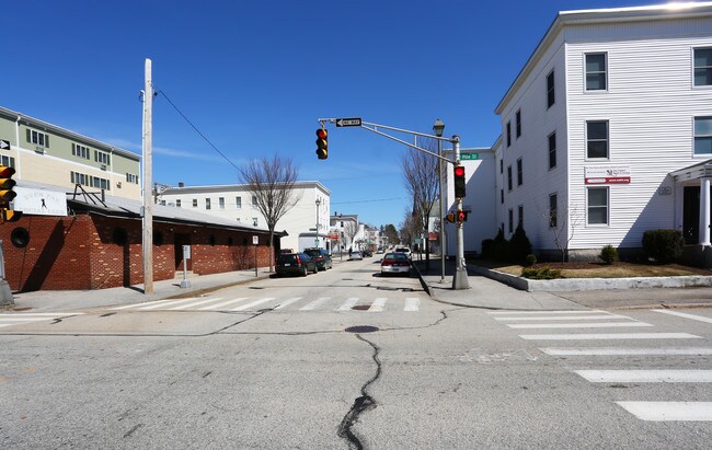 251 Pine St in Manchester, NH - Foto de edificio - Building Photo