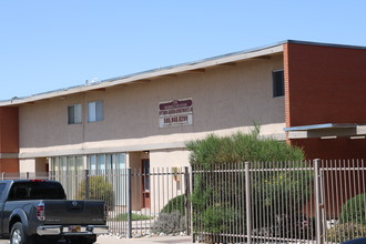 Uptown Gardens in Albuquerque, NM - Building Photo - Building Photo