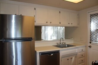 2213 Roselake Ave in Sacramento, CA - Building Photo - Building Photo
